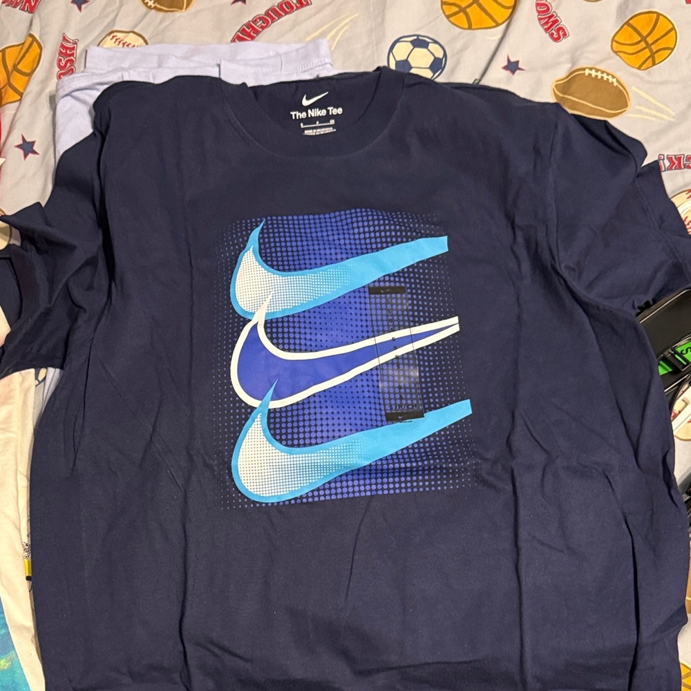 SET OF 5 BRAND NEW NIKE Adult
Assorted Graphic T-Shirts in Red, Blue, and Green - Picture 4 of 6
